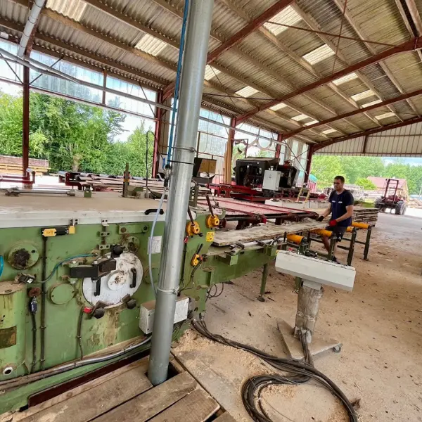 employé entrain de couper du bois dans la déligneuse à la scierie Danel à Dennebroeucq (62)